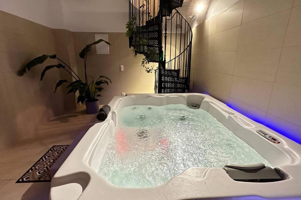 African Paradise With Jacuzzi & Sauna