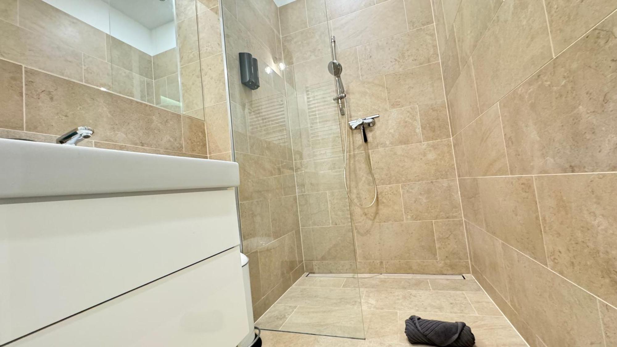 African Paradise With Jacuzzi & Sauna Apartment Vienna